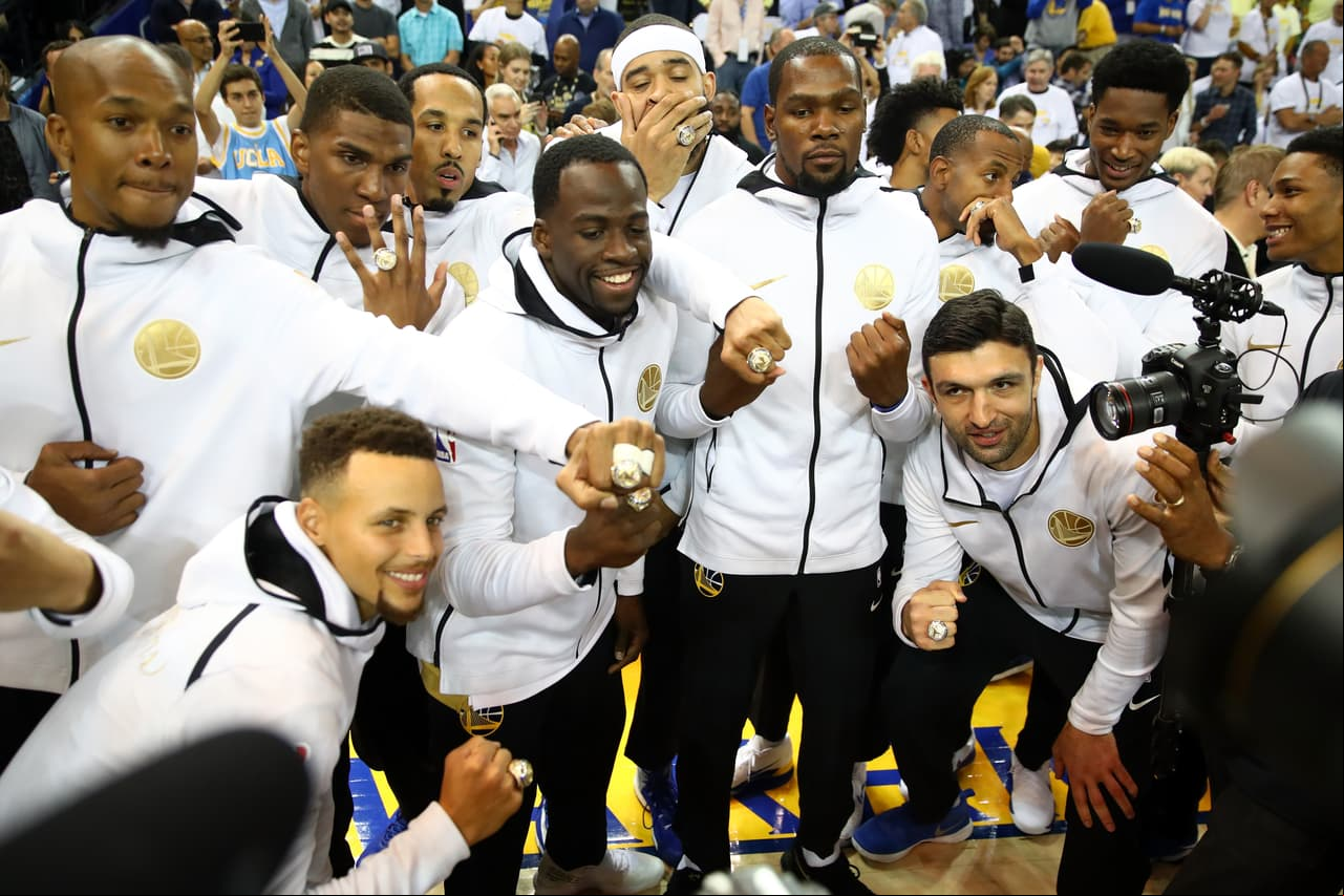 Los actuales campeones de la NBA recibieron sus anillos en medio de la algarabía de su público en el Oracle Arena de Oakland.