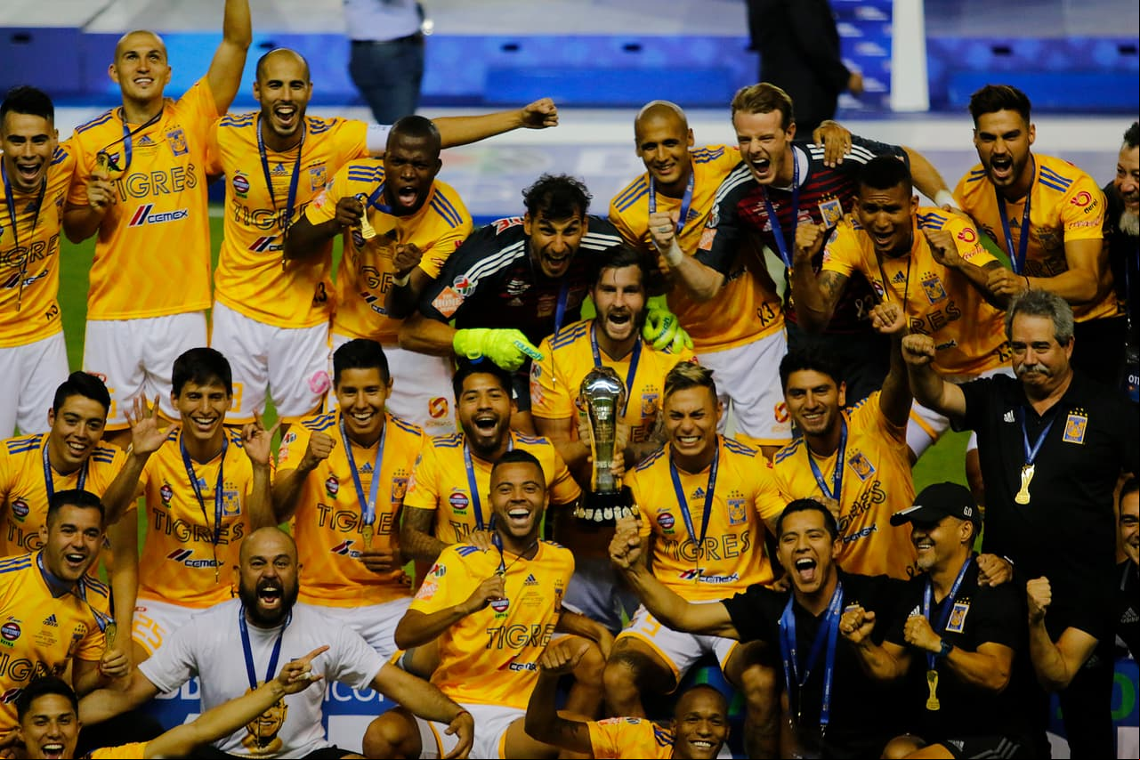 ¡Tigres se proclama Campeón del fútbol mexicano! Los felinos regiomontanos cosecharon su séptimo título de la Liga MX y se cuelan, aunque muchos se sigan negando a aceptarlo, entre los grandes del balompié azteca. Luego de superar en una Final de un solo gol a los Esmeraldas del León, así se dieron los festejos de los Tigres en patio ajeno, imágenes para el recuerdo y que hay que darse un tiempo para echarles un ojo, sobre todo la fiel afición de los felinos regios.