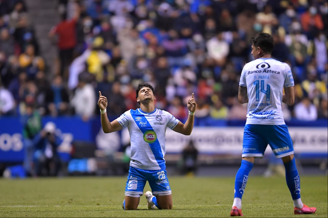 En un partido lleno de emociones, América fue de lo sublime con un gol en el minuto 1 a lo ridículo con dos expulsiones en 4 minutos, pero Puebla perdonó, no supo abrir el cerrojo y todo terminó en empate para repartir puntos en el inicio del torneo.