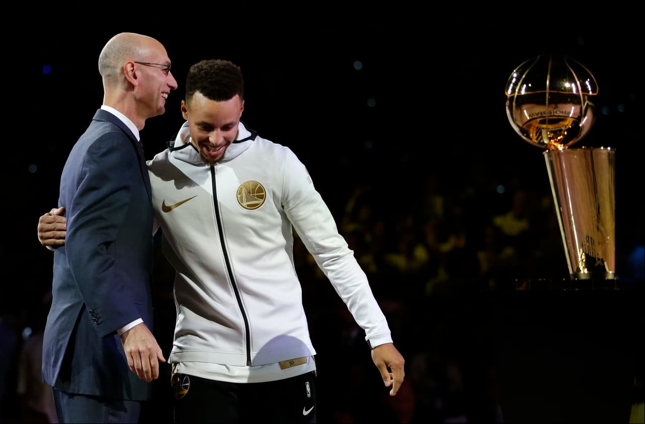 Steph recibe las felicitaciones del comisionado de la NBA, Adam Silver.
