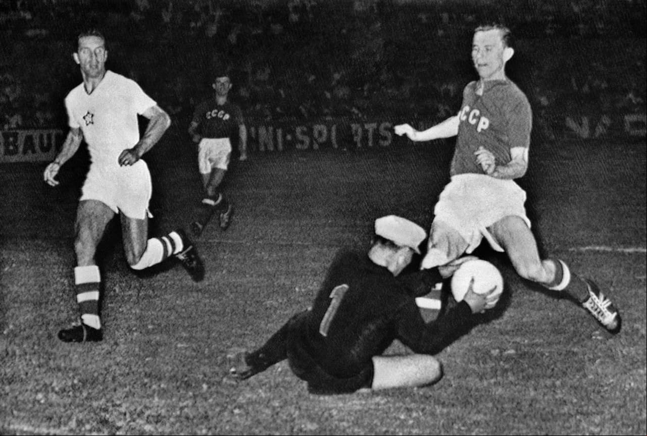 La mejor participación de la Unión Soviética fue en Inglaterra en 1966, cuando fue semifinalista. Allí tuvo al arquero Lev Yashin como gran figura.