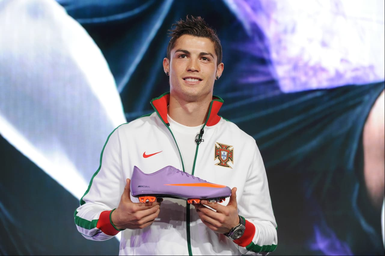 Sin embargo, llegó Cristiano Ronaldo quien es la imagen de los Nike Mercurial, los que inicio Ronaldo Nazario en Alemania 2006.