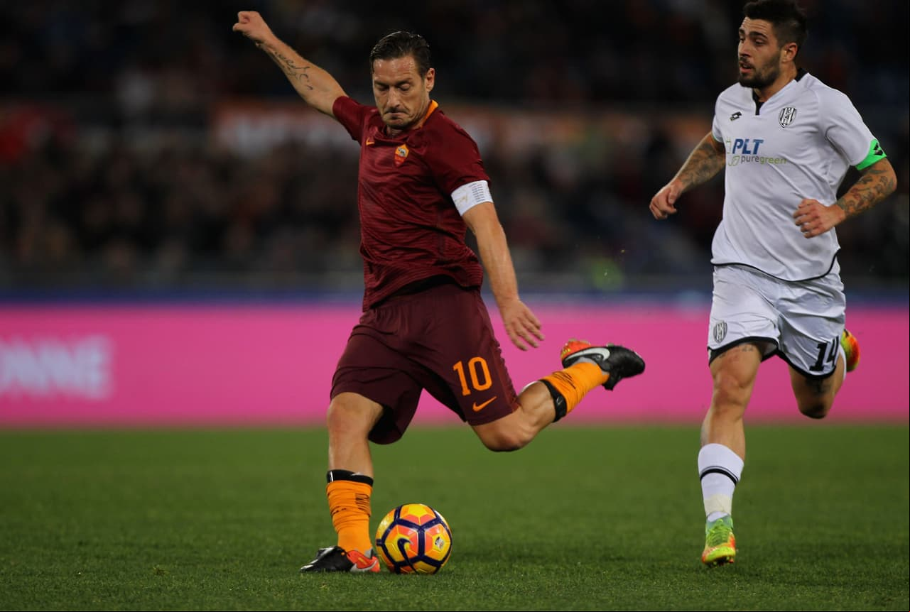 sco Totti (A.S. Roma) - Otro de esos jugadores icónicos en un fútbol que se mueve por el dinero. Toda su carrera la ha desarrollado en el equipo capitalino. Debutó allí con 16 años y en la selección con 21.