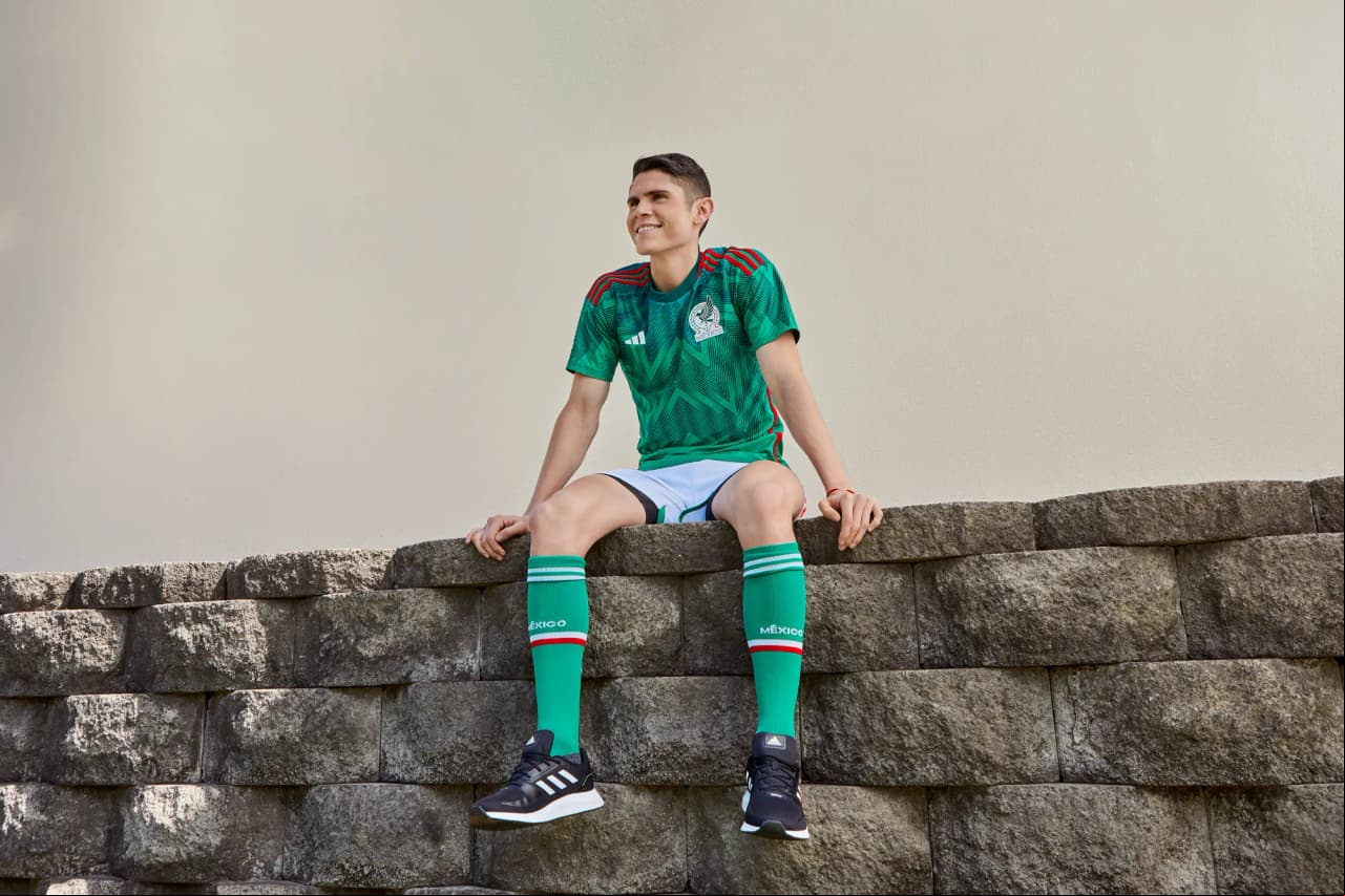 El jersey asemeja las plumas del quetzal y honra el pasado de México. Los vivos en rojo sobre los hombros y a lo largo de la costura en los costados añade carácter y la garra que caracteriza al Tri.