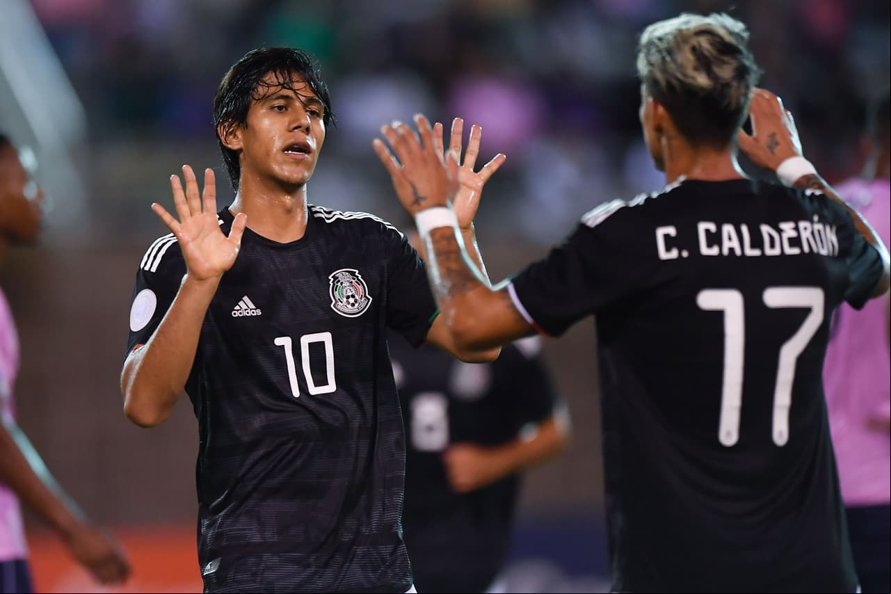 Tras el gran nivel en el que estaba macías or fin logró ser convocado con la selección mayor y el 2 de octubre de 2019, llega el debut soñado al anotar en el partido frente a Trinidad Tobago.