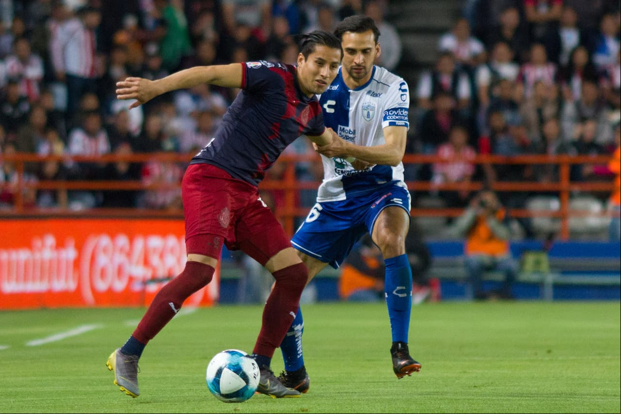 Desde los primeros minutos el duelo fue intenso por la pelota y con emociones en las áreas.