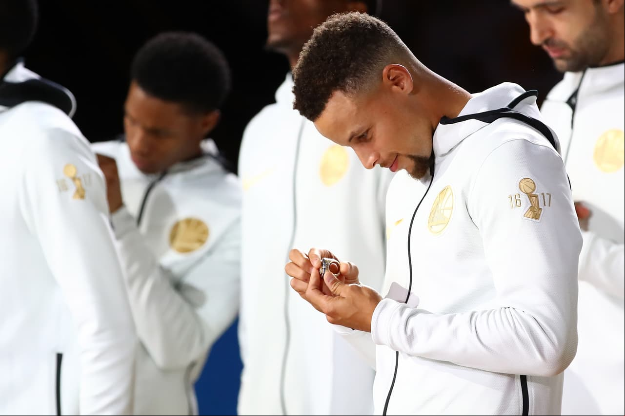 Los actuales campeones de la NBA recibieron sus anillos en medio de la algarabía de su público en el Oracle Center de Oakland.