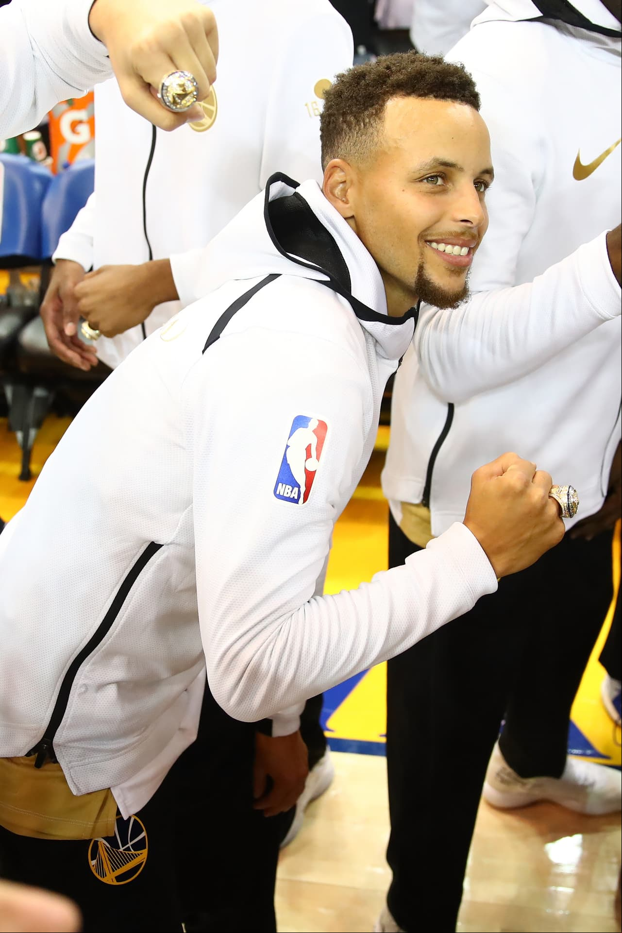 Los actuales campeones de la NBA recibieron sus anillos en medio de la algarabía de su público en el Oracle Center de Oakland.