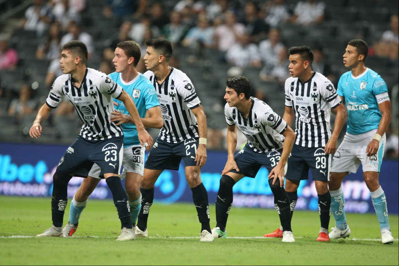Las jugadas a balón parado en el segundo tiempo se volvieron imprescindibles para buscar un gol porque el juego se cerraba por momentos por lo tenso del partido.