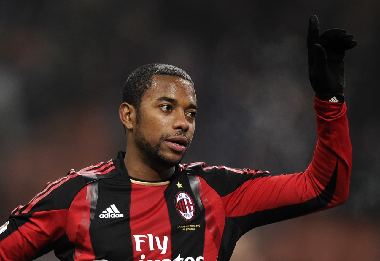 Robinho, luego de iniciar la etapa de crecimiento del Manchester City, pasó al A.C. Milan el 31 de agosto de 2010 por 18 millones de euros.