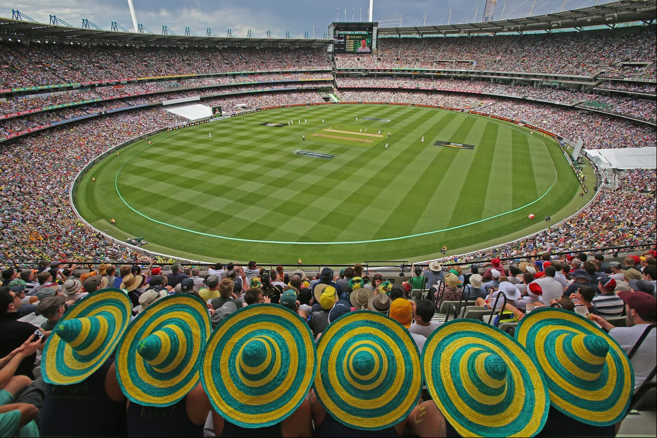 Al Melbourne Cricket Ground le caben más de 80 mil aficionados y tiene cancha oval para la práctica del cricket.