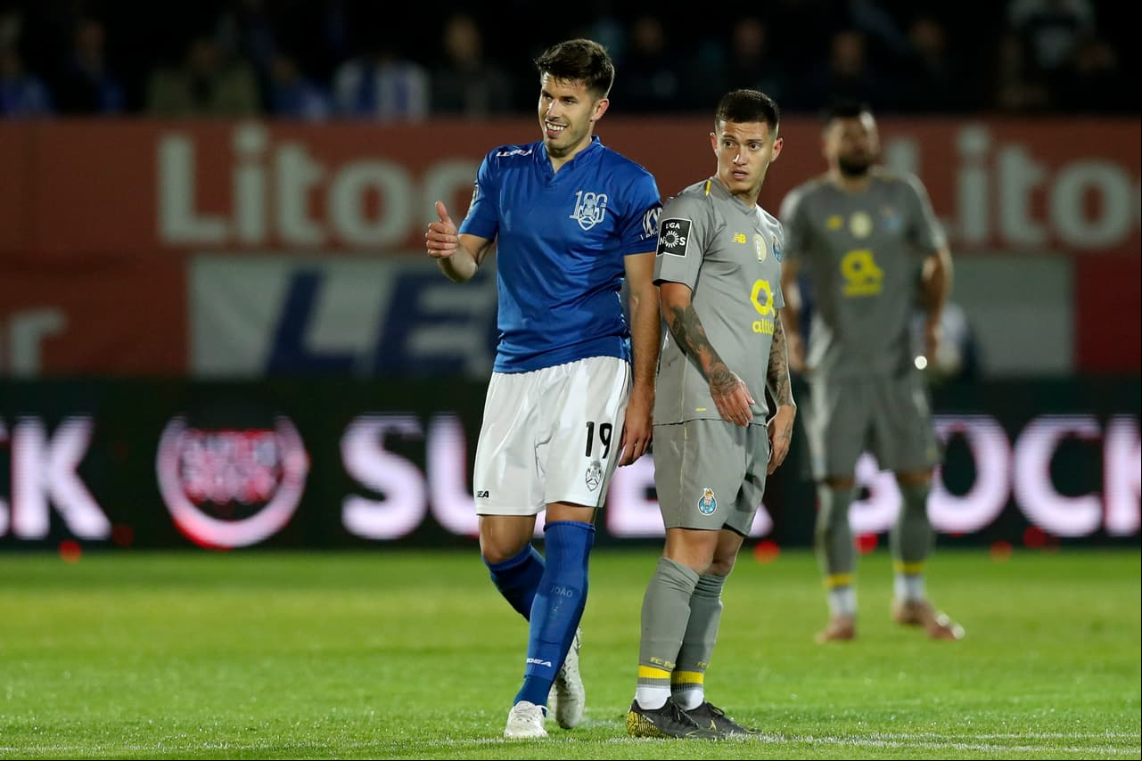 Joao Silva (centro) celebra el autogol de Felipe con el que Feirense abrió el marcador a los cuatro minutos.