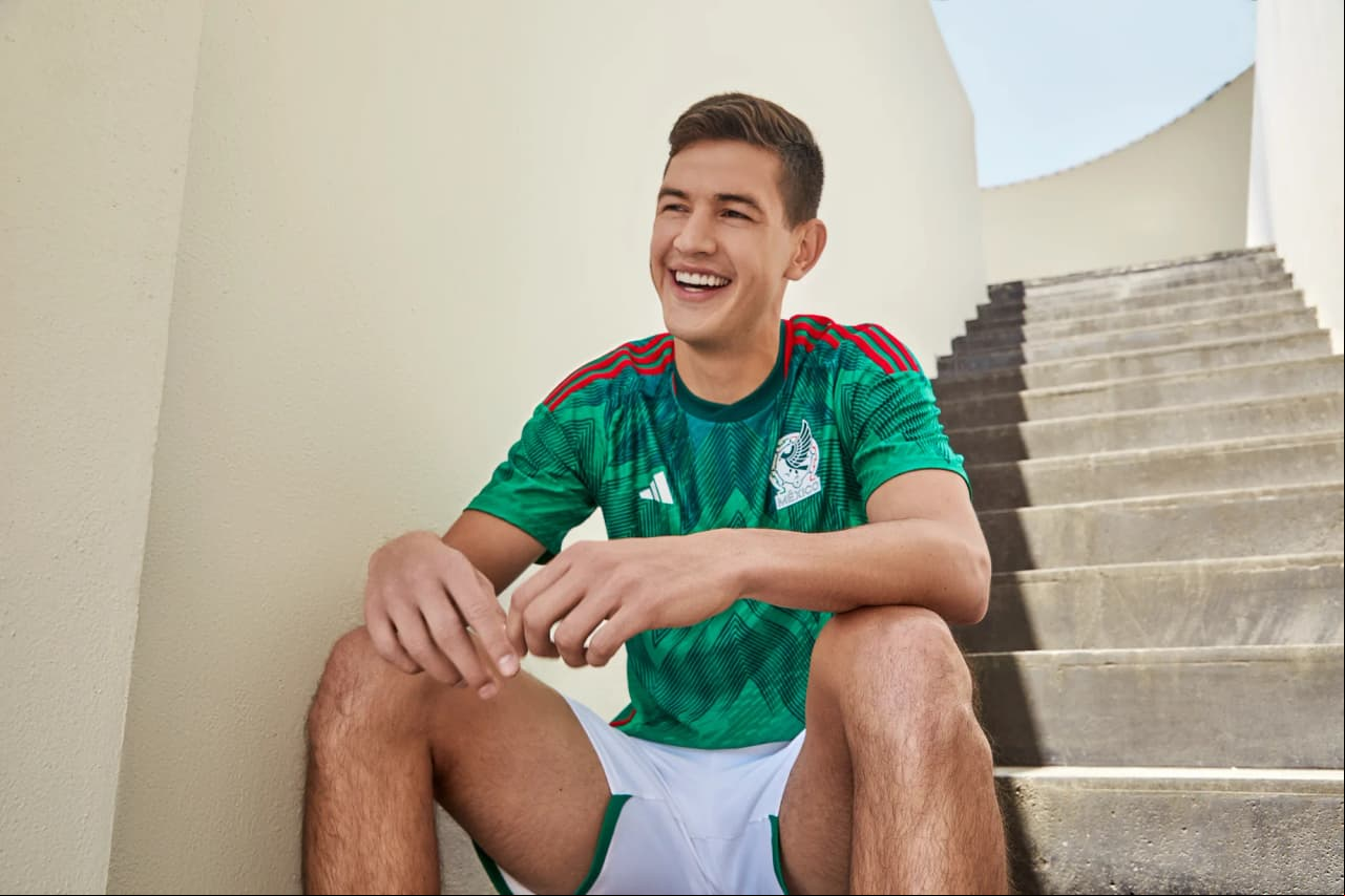 Con el lema, “El origen que nos une”, la nueva playera de México regresa a sus orígenes al utilizar los colores de la bandera --verde, blanco y rojo--.