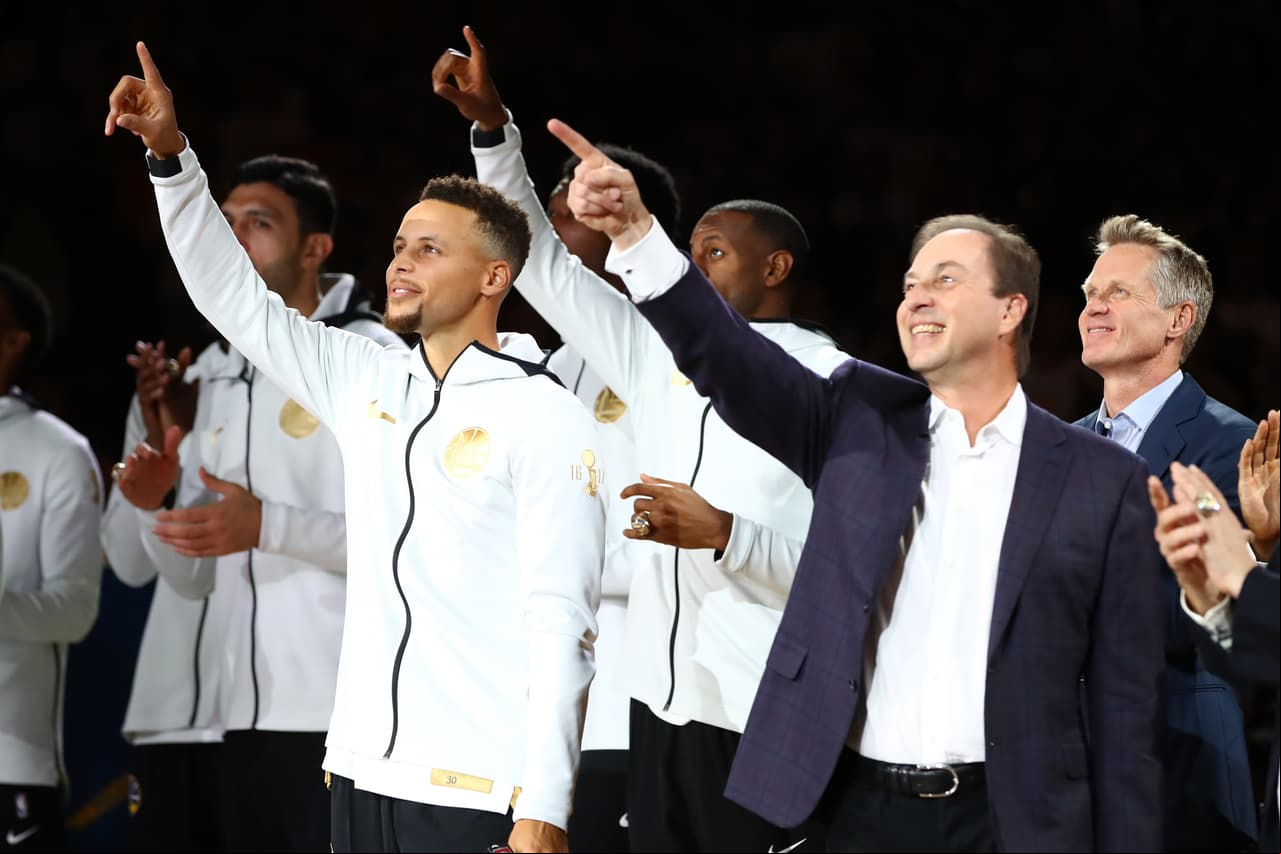 El momento en que develan la pancarta de campeones 2016-17 en el Oracle Arena de Oakland.