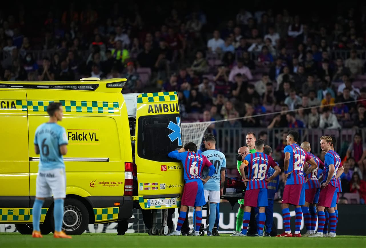 Ronaldo Araújo sufrió un choque de cabezas con su compañero Gavi y fue trasladado a un hospital.