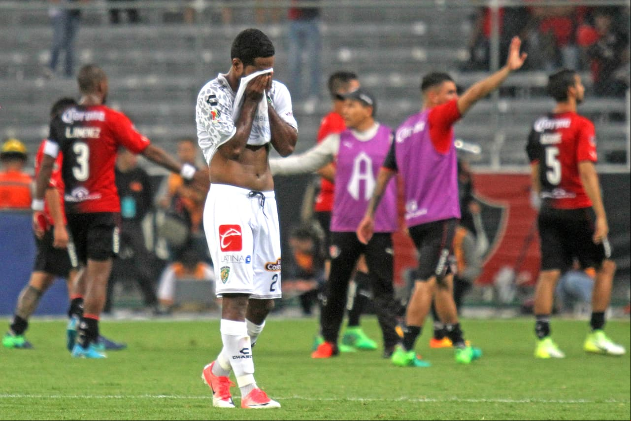 Noche triste para los Jaguares de Chiapas. De nada les sirvió ganar al Atlas.