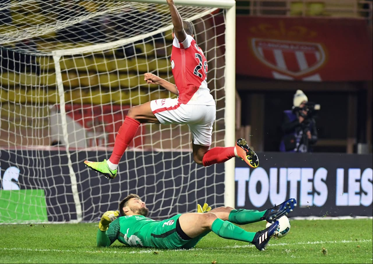 Mbappé demostró su poder goleador con su primer triplete el 14 de diciembre de 2016 en la Copa de la Liga de rancia contra el Stade Rennais, mientras en la Liga lo hizo el 11 de febrero de 2017 contra Metz.