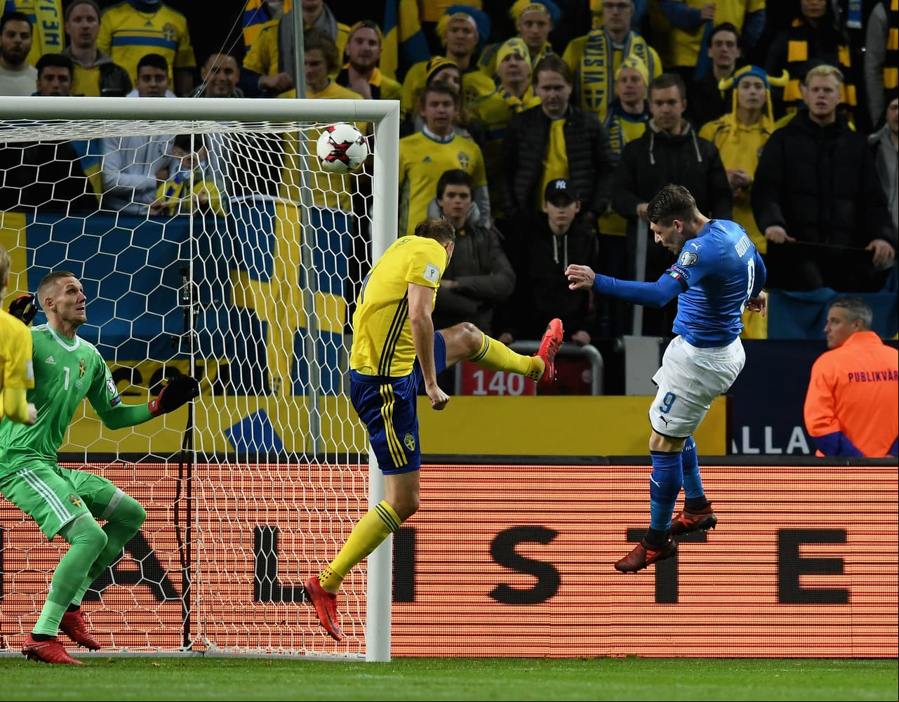 Belotti tuva la única ocasión italiana en la primera parte, y la más clara de ese período, una internada de Darmian, cuyo excelso centro cabeceó desviado el delantero con Olsen fuera del arco.