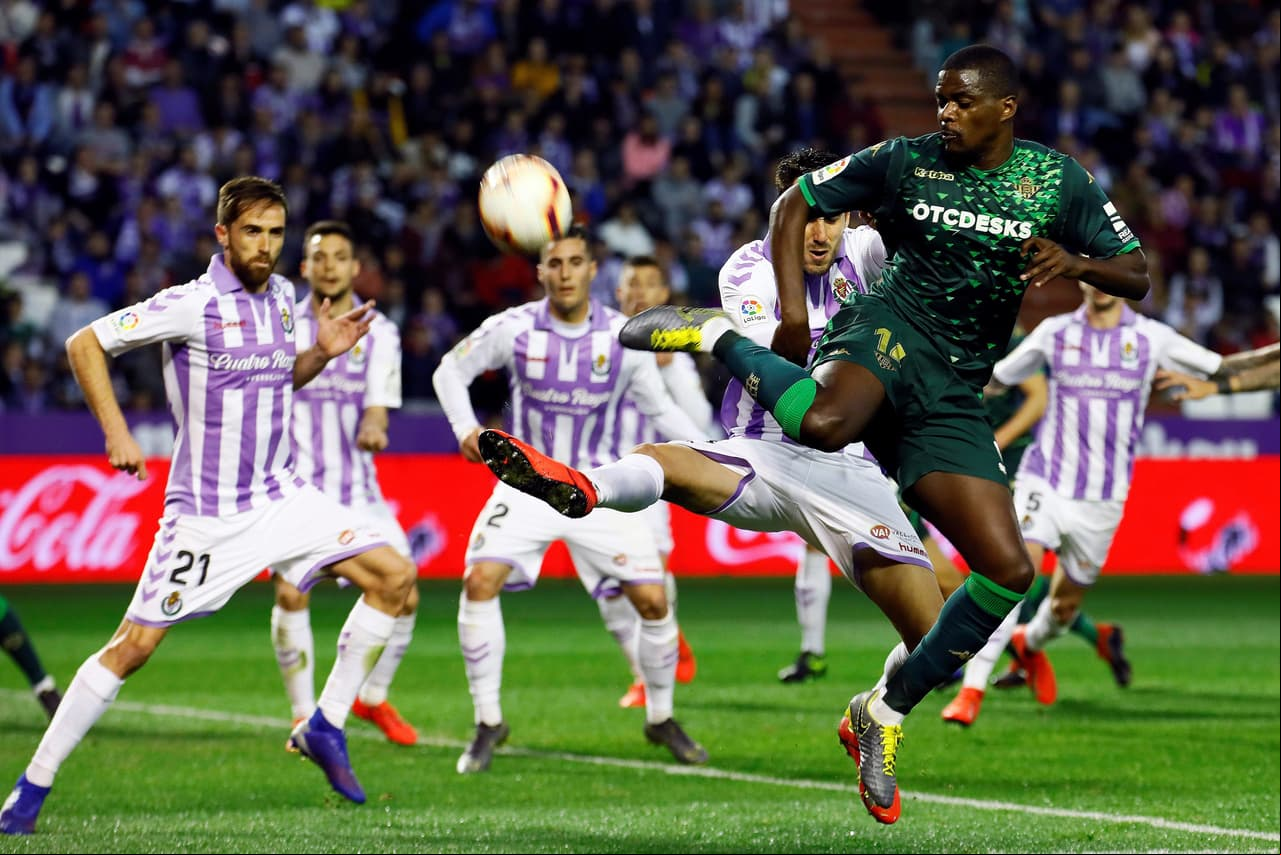 El centrocampista portugués del Betis, William Carvalho (derecha), intentó marcar el segundo gol con golpe de cabeza.