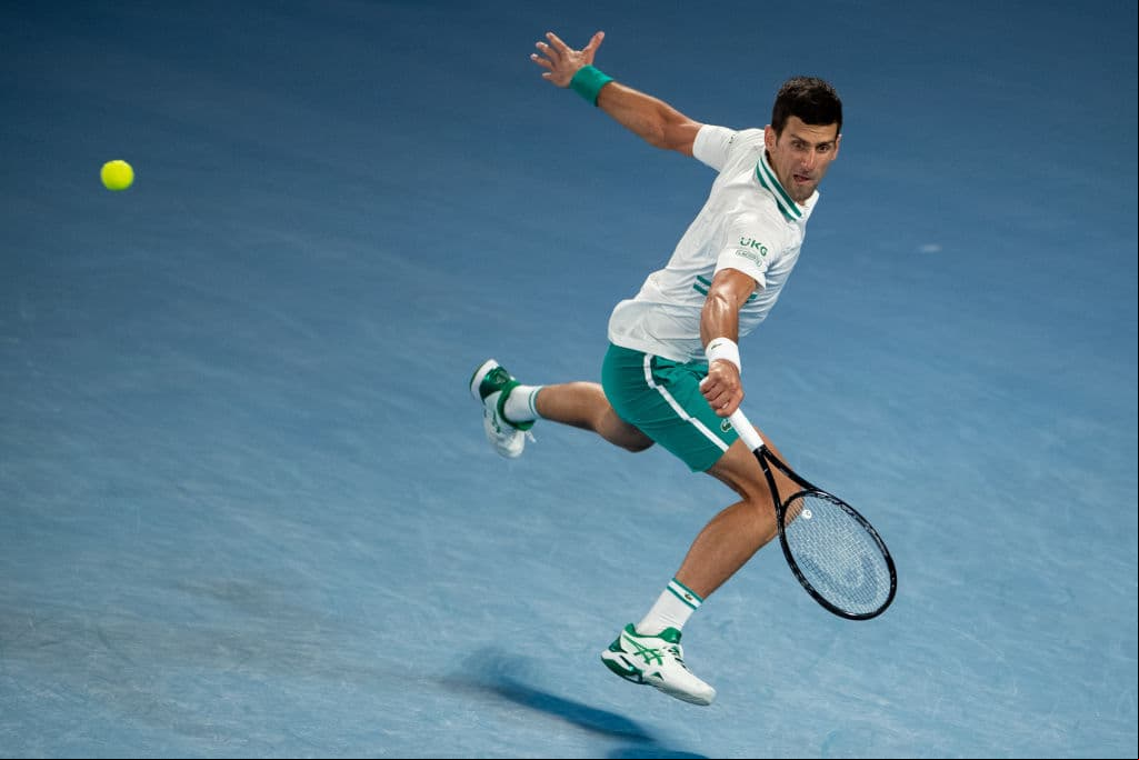 El serbio Novak Djokovic fulminó al ruso Daniil Medvedev al vencerle por 7-5, 6-2 y 6-2, en una final espectacular y demasiado corta, para levantar su noveno título del Australian Open y el tercero de forma consecutiva.