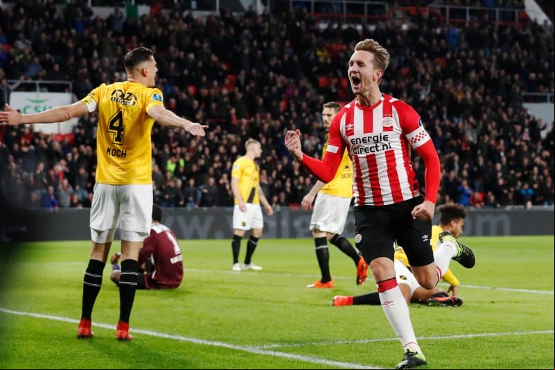 Apenas a los cinco minutos Luuk de Jong (derecha) abrió el marcador para el PSV.