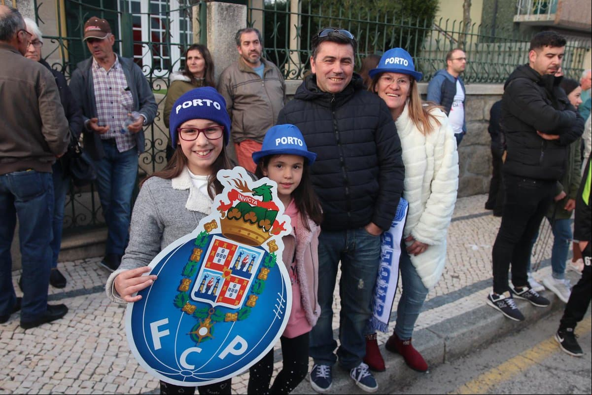 Los fanáticos del Porto acudieron en buen número a la ciudad de Santa Maria da Feira, sede donde juega como local el Feirense.
