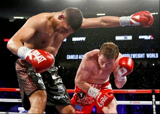 Saúl 'Canelo' Álvarez aplicó cloroformo puro a Amir Khan y defendió con éxito el cinturón medio del Consejo Mundial de Boxeo. El mexicano noqueó al británico en seis rounds en la T-Mobile de Las Vegas.