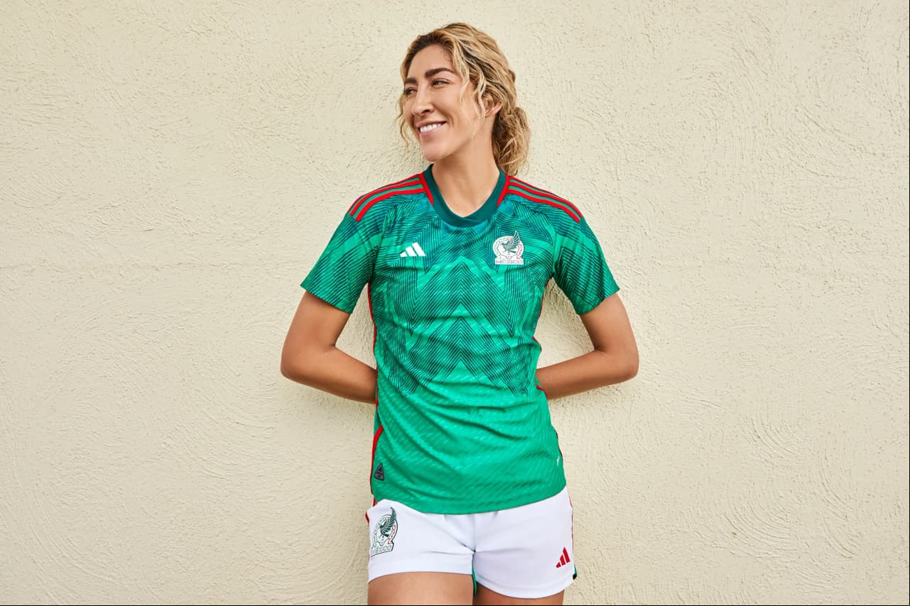 El jersey asemeja las plumas del quetzal y honra el pasado de México. Los vivos en rojo sobre los hombros y a lo largo de la costura en los costados añade carácter y la garra que caracteriza al Tri.