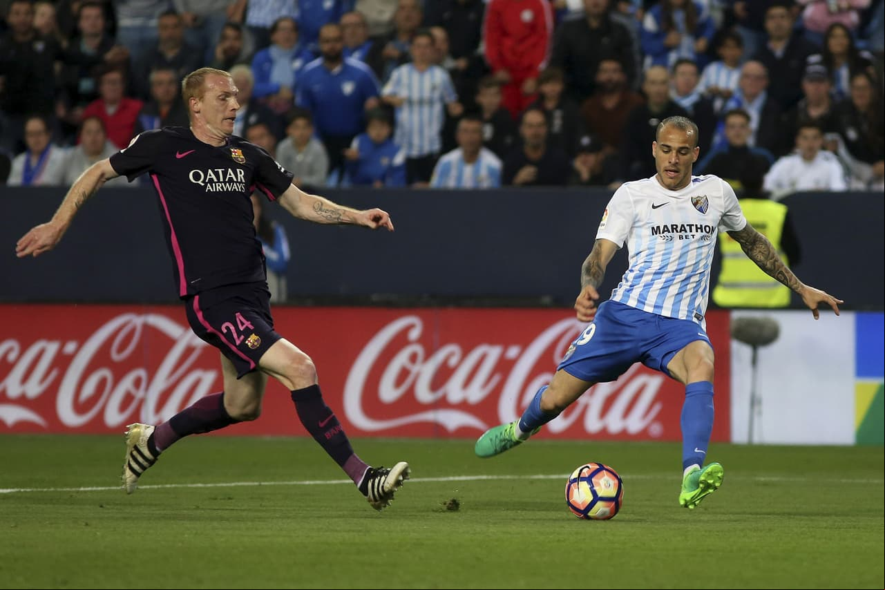 El encuentro dio comienzo con novedades en las alineaciones de ambos equipos, sin Iniesta y Sergi Roberto, en los azulgranas, pero con Denis Suárez, Mathieu y André Gómez, y con Recio y Juanpi en los malaguistas.