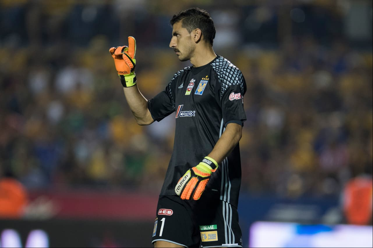 Nahuel Guzmán reclama una decisión arbitral. El portero ha disputado sólo seis encuentros en la portería de Tigres esta campaña.