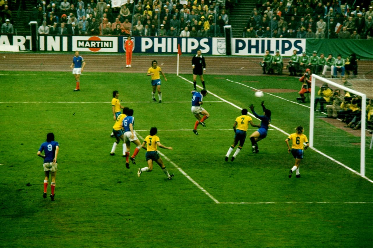 Las mejores participaciones de los yugoslavos fueron como semifinalista en Uruguay 1930 y en Chile 1962, ambos mundiales disputados en Suramérica.