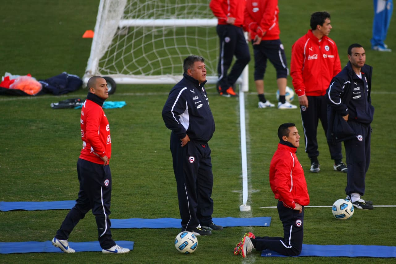 El argentino Claudio Borghi fue seleccionado de Chile de febrero de 2011 hasta noviembre de 2012. La Federación de ese país le pidió "dar un paso al costado" luego de perder 1-3 un amistoso contra Serbia y que se comentara de su falta de liderazgo fernte a los jugadores.