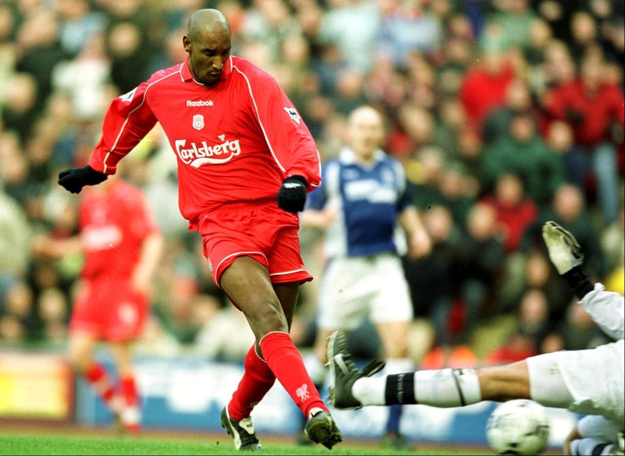 Tras un regreso al PSG, el goleador francés pasó al Liverpool en el 2002, donde jugó 22 partidos y anotó cinco goles.