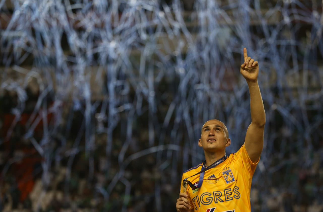 ¡Tigres se proclama Campeón del fútbol mexicano! Los felinos regiomontanos cosecharon su séptimo título de la Liga MX y se cuelan, aunque muchos se sigan negando a aceptarlo, entre los grandes del balompié azteca. Luego de superar en una Final de un solo gol a los Esmeraldas del León, así se dieron los festejos de los Tigres en patio ajeno, imágenes para el recuerdo y que hay que darse un tiempo para echarles un ojo, sobre todo la fiel afición de los felinos regios.