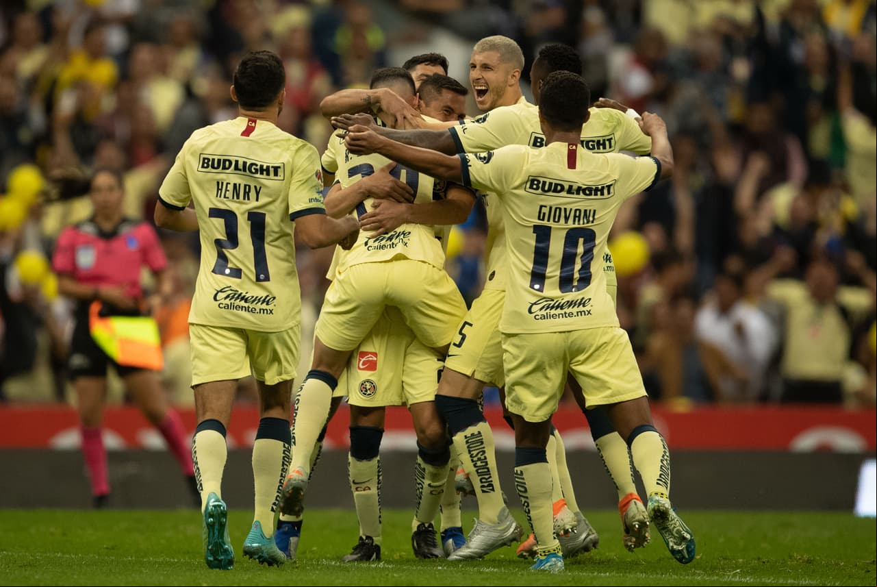 Los jugadores del América celebran el primer tanto del encuentro con mucha efusividad.