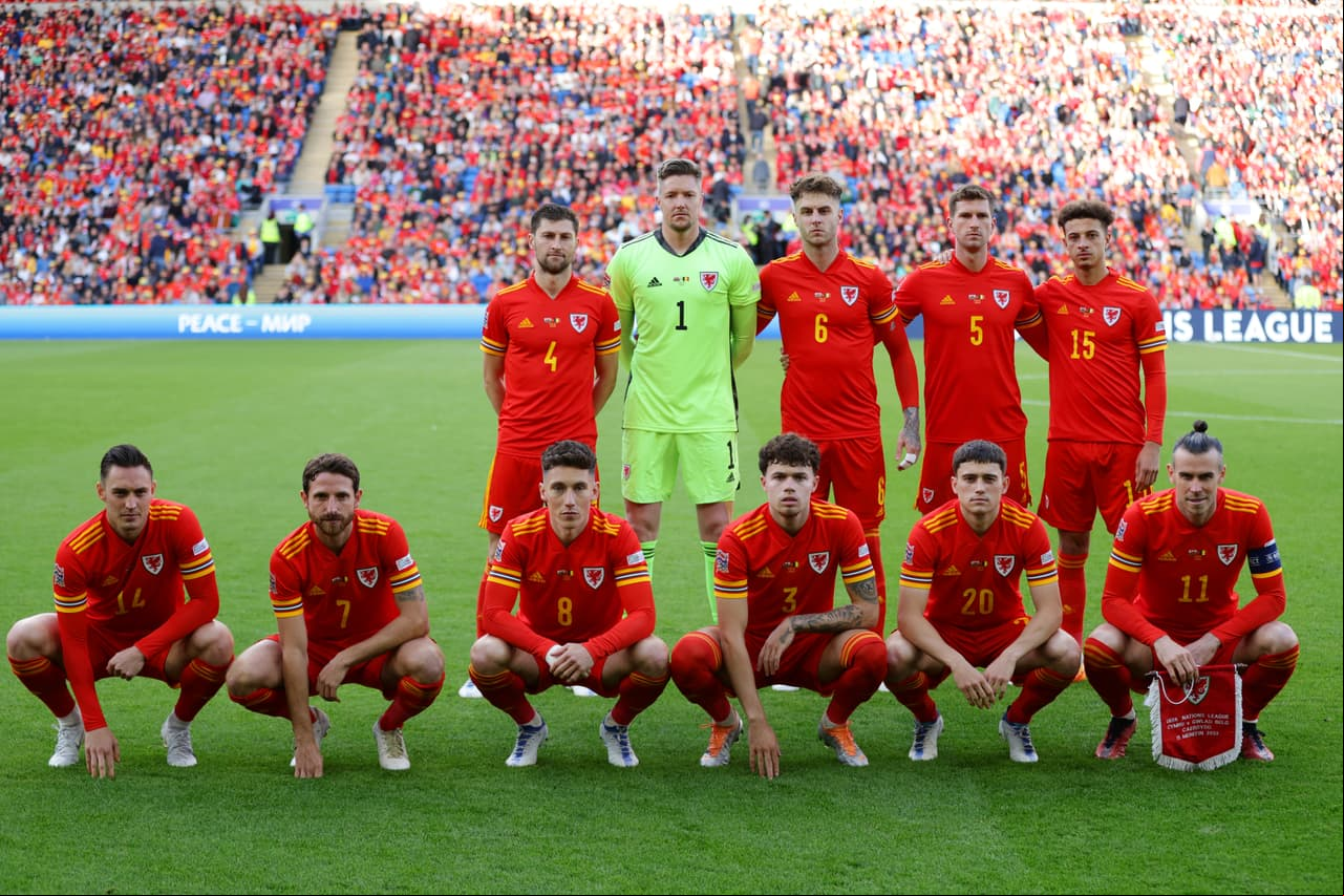 Antes del juego se llevó a cabo la extraña formación y la fotografía de Gales.
