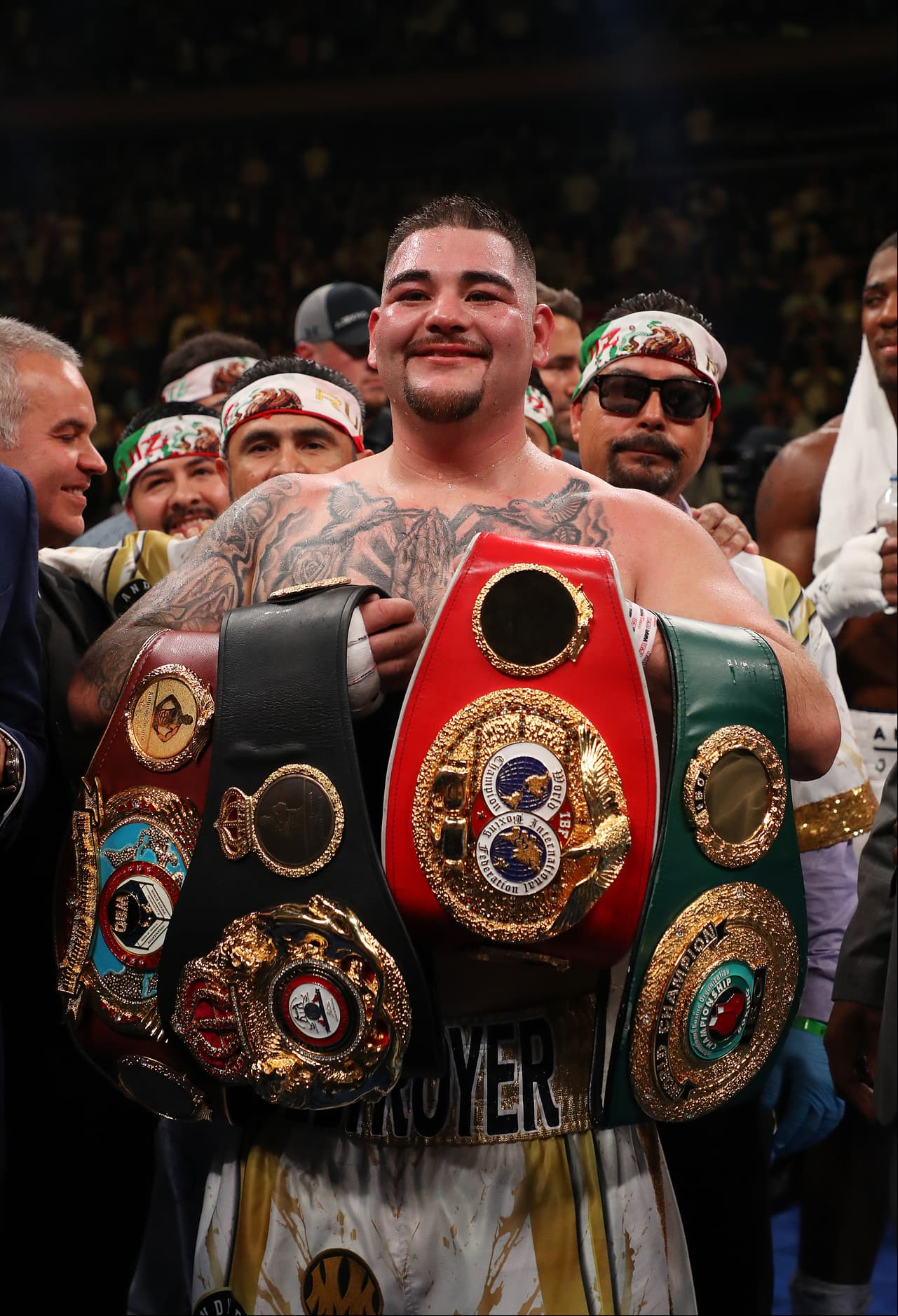 El boxeador (29) está próximo a cumplir 30 años en septiembre y es el actual campeón de la WBO, WBA, IBO y IBF en la categoría de peso pesado.
