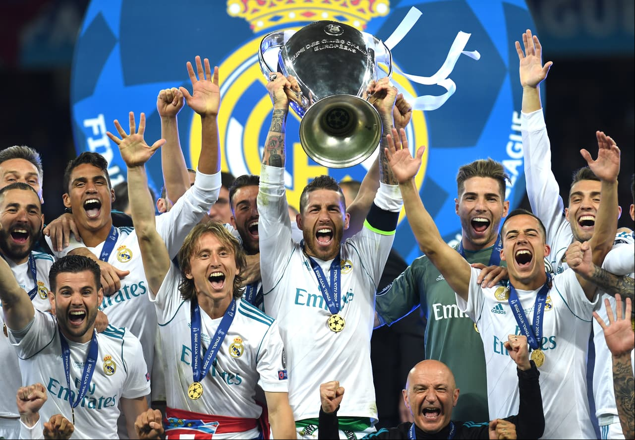 Al centro de la imagen se aprecia al capitán del equipo madrileño, Sergio Ramos levantando el anhelado trofeo. Para el defensor de los Merengues es la cuarta copa europea de clubes.