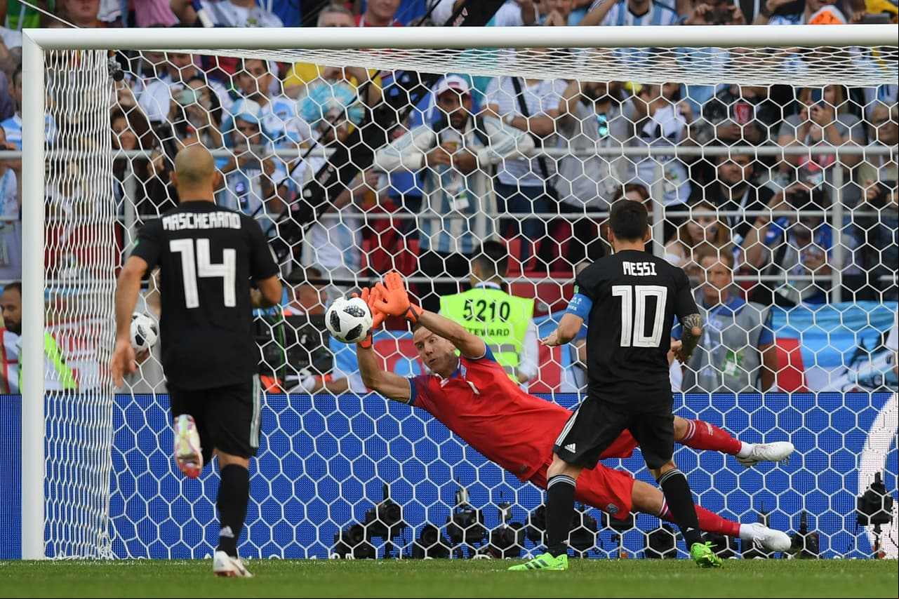 Hanner Thor Halldorsson se vistió de héroe para Islandia y atajó el penalti contra la figura argentina para sostener el 1-1.