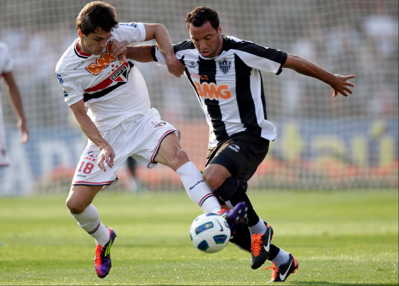 El defensa brasileño Rodrigo Caio (izq.) figuró como un refuerzo listo para Valencia en 2015, pero los 16 millones de euros quedaron en el club español luego de que el jugador de Sao Paulo no superó los reconocimientos físicos.