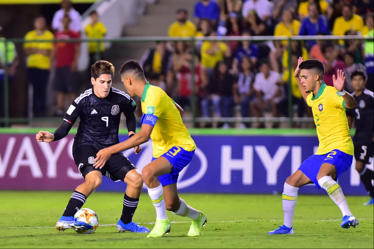 Muñoz se quita a cuatro jugadores dentro del área rival, pero no puede terminar la jugada.