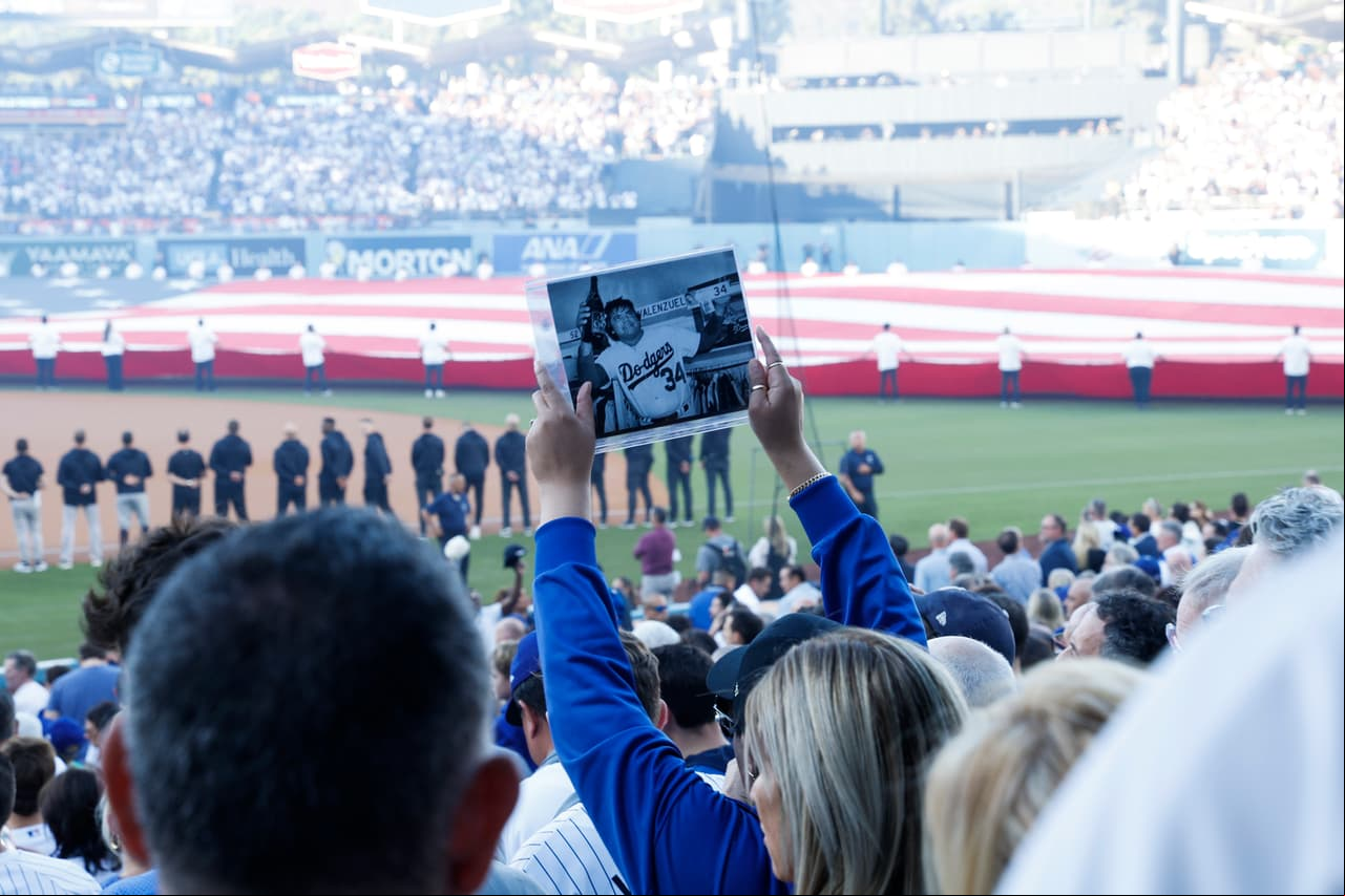 Un fan portó una fotografía del 'Toro' Valenzuela desde las gradas durante el Himno Nacional de Estados Unidos previo al inicio de la Serie Mundial 2024.