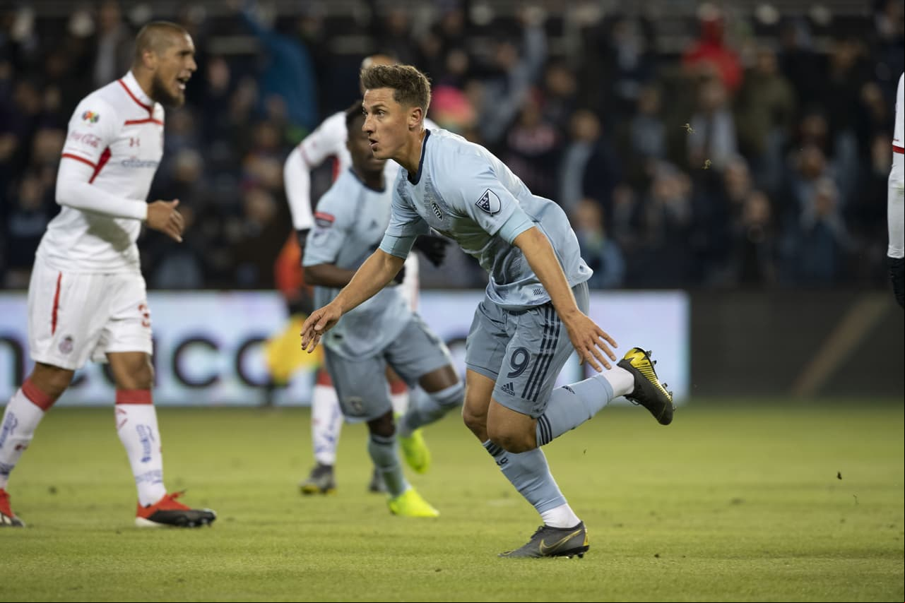 El Sporting Kansas City se iba adelante en el marcador a los 35 minutos, haciendo estallar la casa del equipo de la MLS con el 1-0.