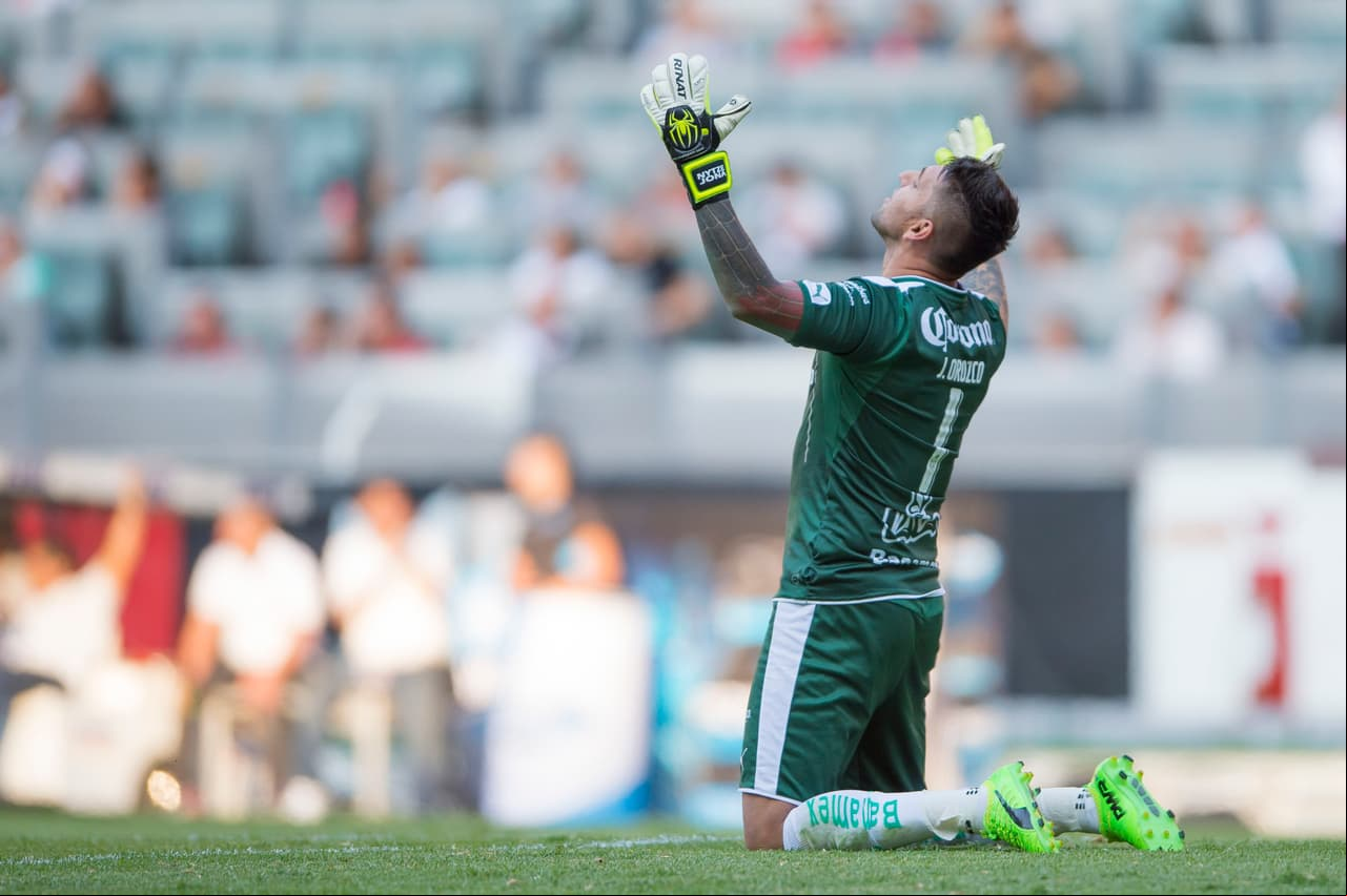 Previo al inicio del partido, Jonathan Orozco profesa su fe.