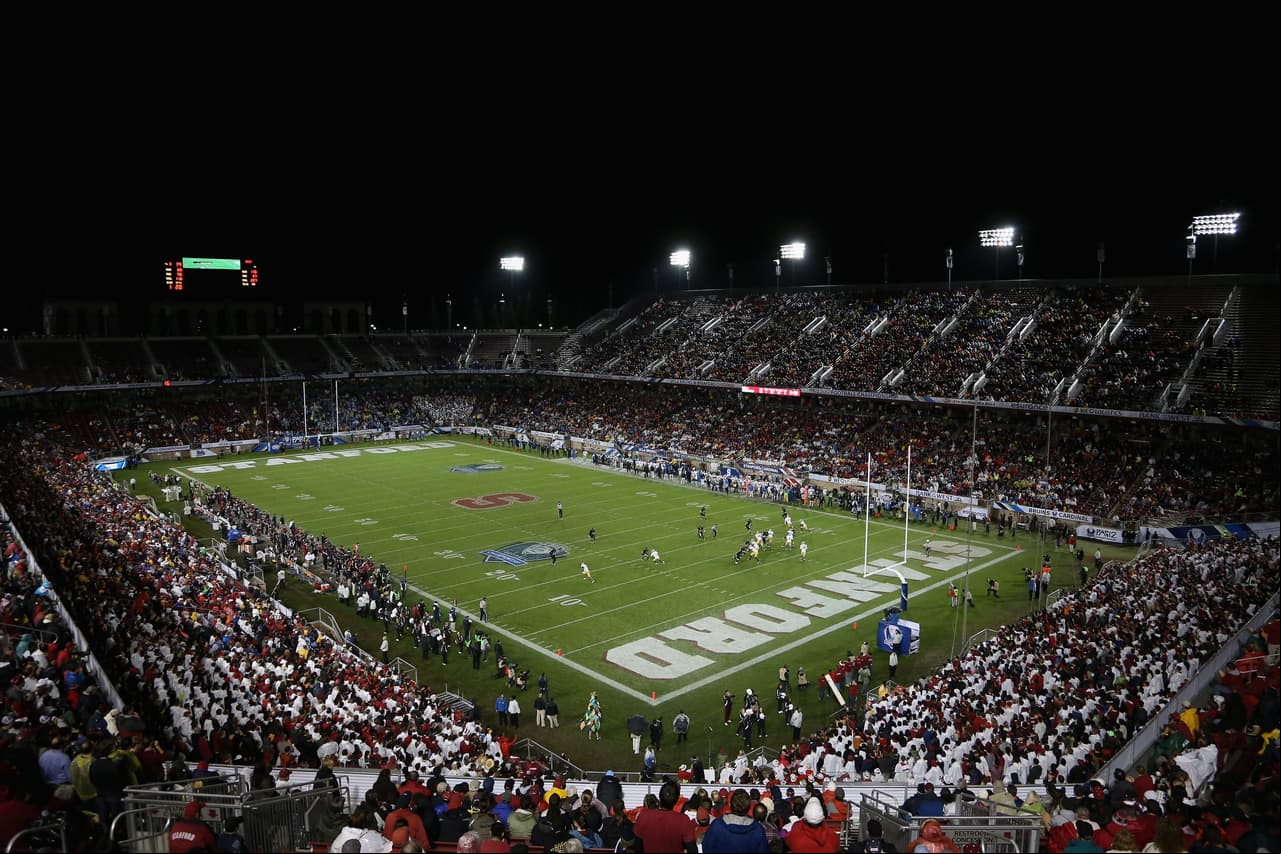 El Stanford Stadium en San Francisco tenía la posibilidad de albergar unos 80 mil espectadores, cifra que se redujo a 50 mil tras unas remodelaciones.