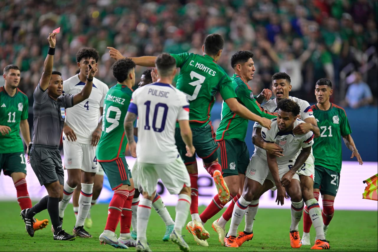 ¡Bronca! Patada artera de Montes y McKennie lo agrede