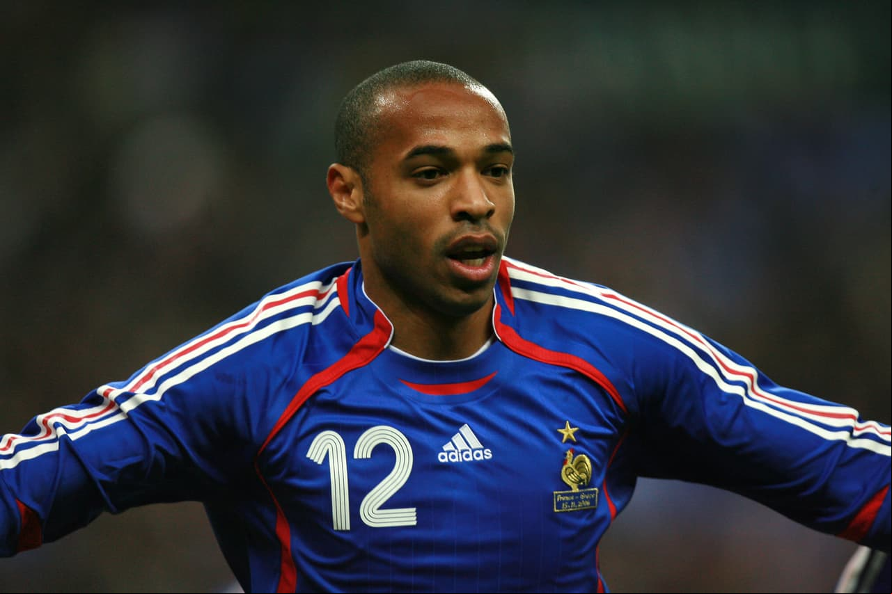 Thierry Henry (Retirado) - El crack francés es ídolo del Arsenal y la selección de su país. Su debut llegó con 17 años en el A.S. Mónaco y con 20 años llegó al equipo nacional.