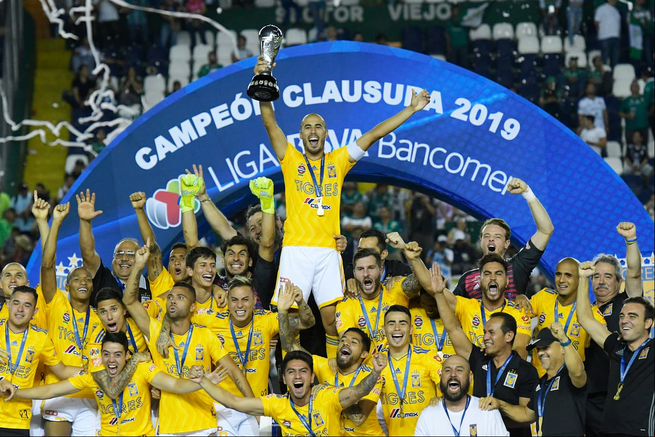 ¡Tigres se proclama Campeón del fútbol mexicano! Los felinos regiomontanos cosecharon su séptimo título de la Liga MX y se cuelan, aunque muchos se sigan negando a aceptarlo, entre los grandes del balompié azteca. Luego de superar en una Final de un solo gol a los Esmeraldas del León, así se dieron los festejos de los Tigres en patio ajeno, imágenes para el recuerdo y que hay que darse un tiempo para echarles un ojo, sobre todo la fiel afición de los felinos regios.