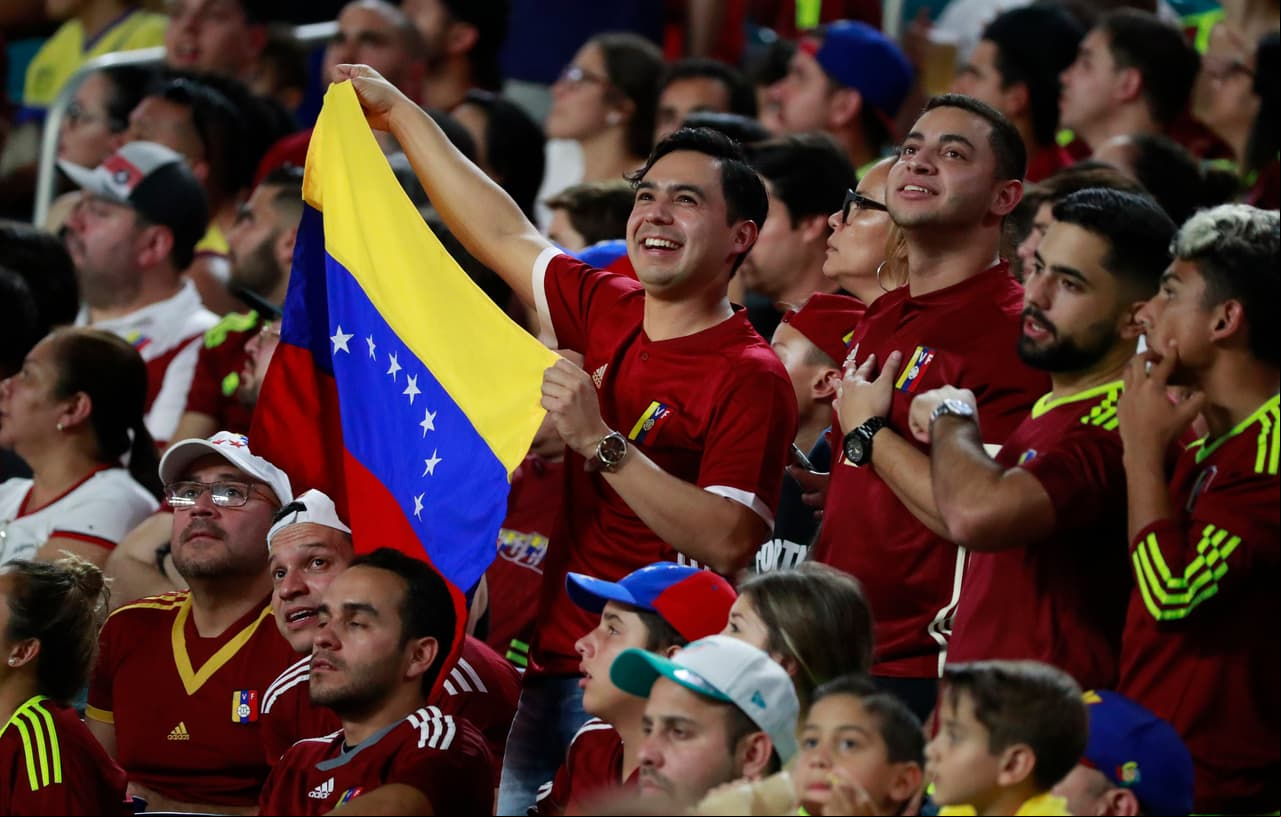La afición venezolana festejó la anotación y se mostraban cómodos con el resultado favorable para su selección.