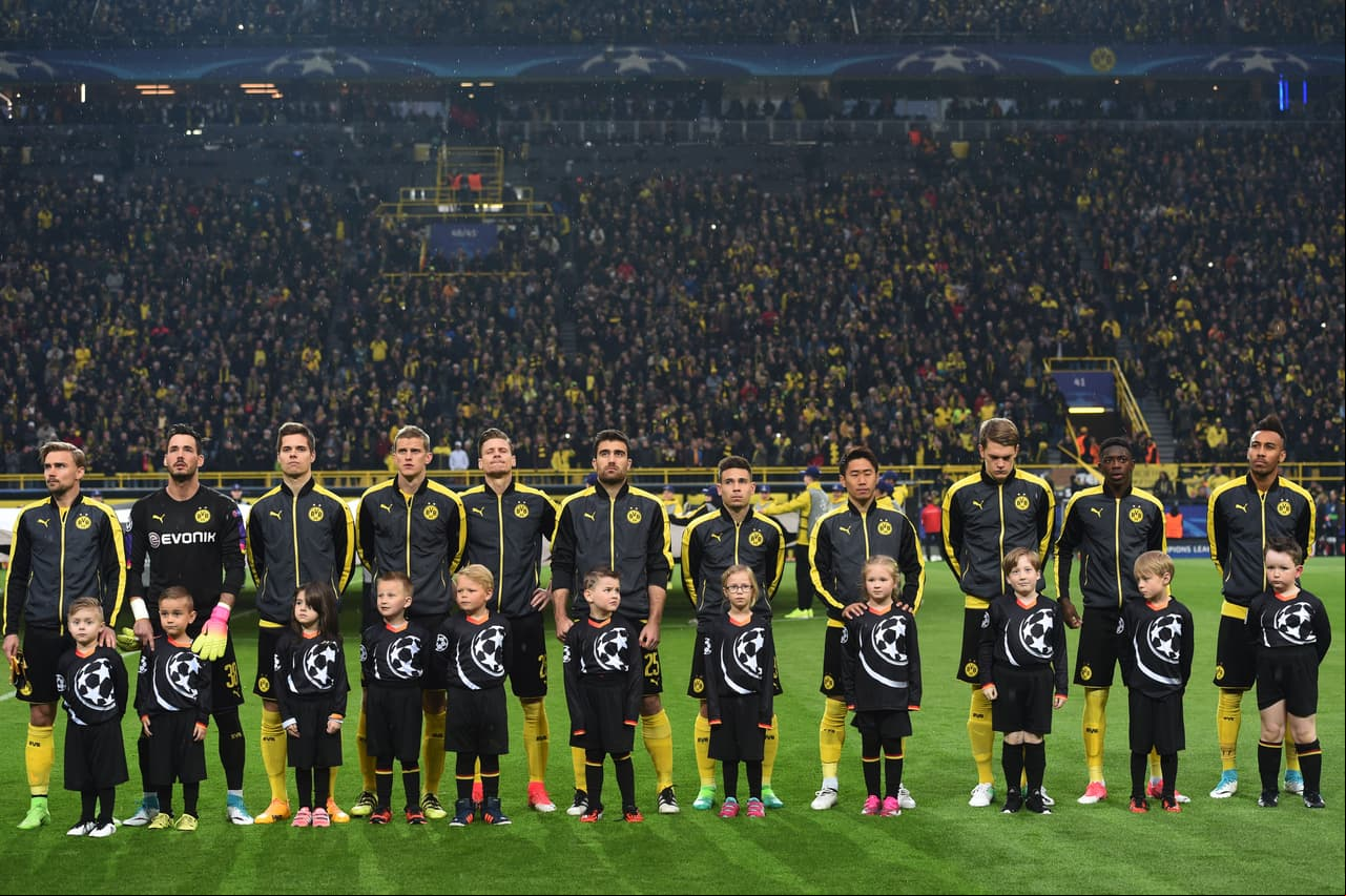 Con playeras y mensajes de apoyo, así salieron los jugadores a calentar previo al duelo del Borussia Dortmund ante el Mónaco.